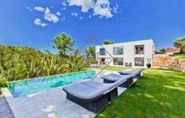 Salle de bains moderne dans un appartement à Cannes