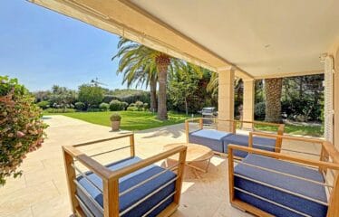 Stunning Villa Tastefully Renovated, Located in a Secure Estate with Private Beach.                              Saint-Tropez