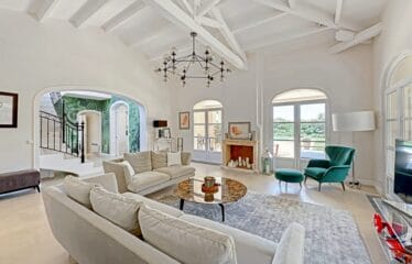 Stunning Villa Tastefully Renovated, Located in a Secure Estate with Private Beach.                              Saint-Tropez