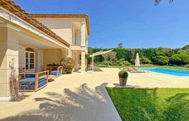 Magnifique villa rénovée, située dans un domaine sécurisé avec plage privée. Proche Saint-Tropez