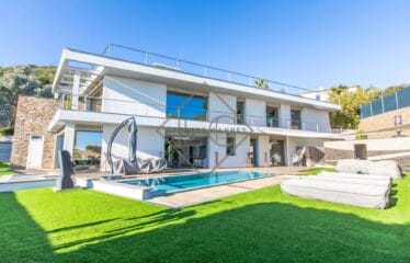 Sublime Villa Contemporaine avec Vue Mer Panoramique à 10 min de Cannes