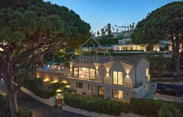Villa de luxe à Cannes : Écrin d’élégance avec vue mer panoramique dans un domaine privé