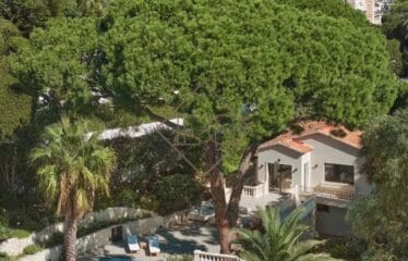 Villa de luxe à Cannes : Écrin d’élégance avec vue mer panoramique dans un domaine privé