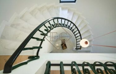 Villa de luxe à Cannes : Écrin d’élégance avec vue mer panoramique dans un domaine privé
