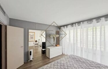 Discover this stunning 180 m² apartment, nestled in a prestigious residence at the entrance of Cannes.